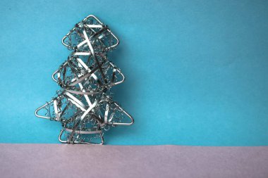 Neşeli Noel Noel mutlu mavi-pembe neşeli arka plan ile bir küçük oyuncak metal demir altın Ev yapımı Noel ağacı. Tatil dekorasyon