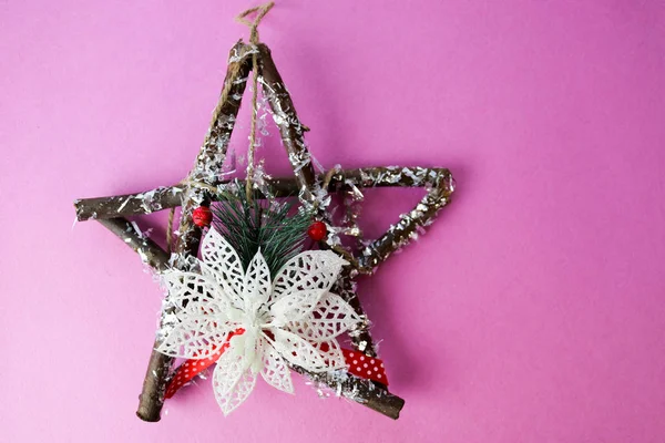 Duży ozdobny piękny drewniany Christmas star, Wieniec adwentowy self-made gałęzi jodły i laski na uroczysty nowy rok szczęśliwy różowy fioletowy radosny tle. Dekoracje swiateczne — Zdjęcie stockowe