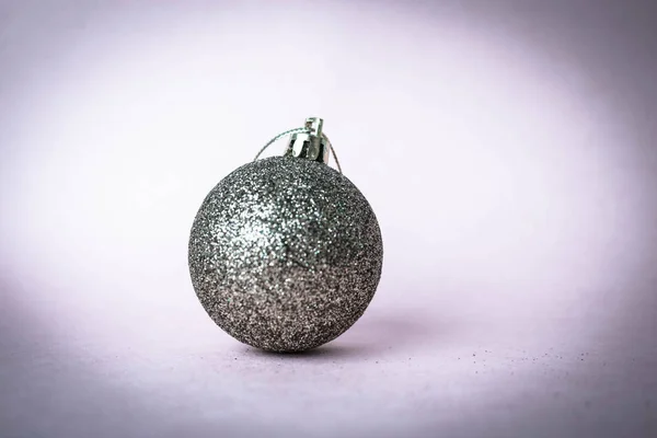Μικρό στρογγυλό γυαλί πλαστικό χειμώνα κομψά λαμπερά διακοσμητικά όμορφη Χριστούγεννα Εορταστική Χριστουγεννιάτικη Χοροεσπερίδα, Χριστούγεννα παιχνίδι με επίχρισμα αστράφτει σε μαύρο και άσπρο φόντο — Φωτογραφία Αρχείου
