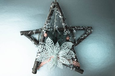 Büyük dekoratif güzel ahşap Noel yıldızı, köknar şube ve sopa şenlikli yeni yıl mutlu gri gümüş neşeli arka planda kendi kendine yapılan advent çelenk. Tatil dekorasyon