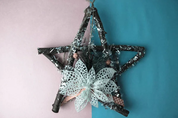 Grande decorativa hermosa estrella de Navidad de madera, una corona de adviento hecho a sí mismo de ramas de abeto y palos en el festivo año nuevo feliz fondo alegre azul y blanco. Decoraciones navideñas — Foto de Stock