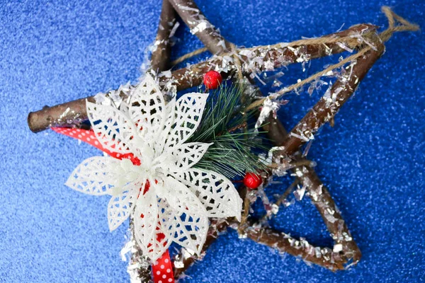 Grande decorativa hermosa estrella de Navidad de madera, una corona de adviento hecho a sí mismo de ramas de abeto y palos en el festivo Año Nuevo feliz azul brillante fondo alegre. Decoraciones navideñas — Foto de Stock