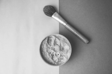 Güzellik kutusu, ufalanan mat mineral toz bir fırçayla özel kahverengi güzel ahşap doğal makyaj sıcak siyah ve beyaz arka plan üzerinde uykusuna üzerinden. Düz yatıyordu. Üstten görünüm