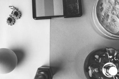 Güzellik kutusu, makyaj seti, toz ve allık güzellik blender, parfüm, ruj, vurgulayıcı ve küpeler için siyah ve beyaz arka plan üzerinde makyaj. Düz yatıyordu. Üstten görünüm. Çerçeve