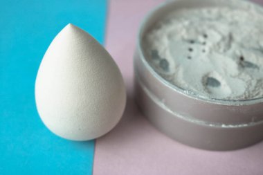 Güzellik kutusu, kadın kozmetik, gevşek mat mineral toz ve allık makyaj mavi ve beyaz arka plan üzerinde için güzellik blender ile. Düz yatıyordu. Üstten görünüm