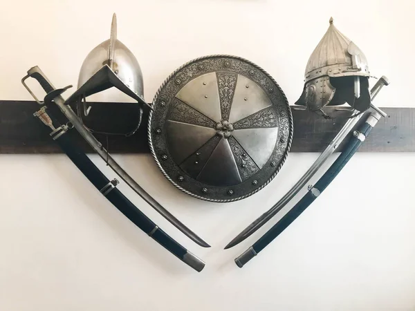 Gamla antika medeltida skarpa farliga combat fångas svärd, sköldar och pansar, sablar, blankvapen — Stockfoto