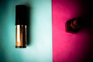 Güzellik kutusu, kadın kozmetik kırmızı ruj ve vurgulayıcı mavi mor ve pembe arka plan üzerinde kümesi. Düz yatıyordu. Üstten görünüm