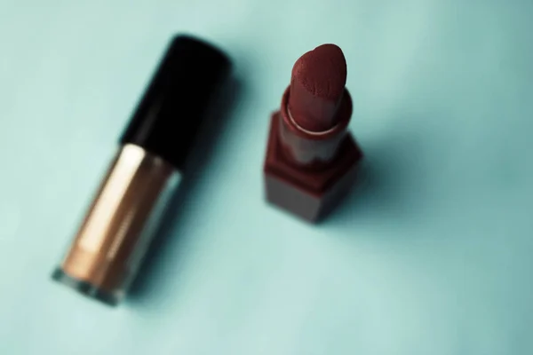 Beauty box, aantal vrouwelijke cosmetica van de rode lippenstift en markeerstift op een blauwe achtergrond. Flat lag. Bovenaanzicht — Stockfoto