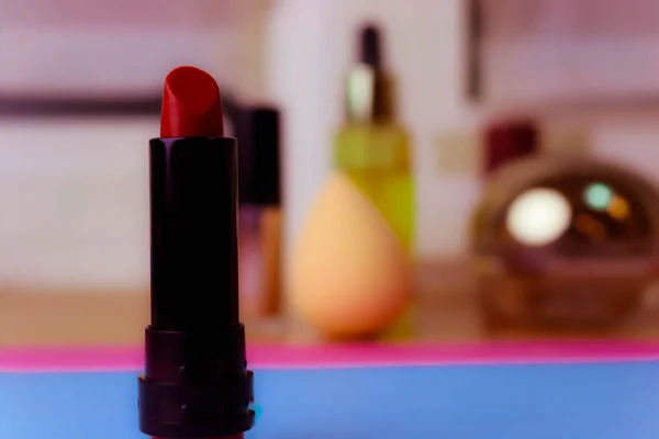 Rode modieuze lipour lipad en markeerstift op de achtergrond van een schoonheid make-up tafel — Stockfoto