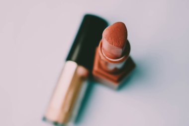 Güzellik kutusu, kadın kozmetik kırmızı ruj ve vurgulayıcı mavi bir arka plan üzerinde kümesi. Düz yatıyordu. Üstten görünüm