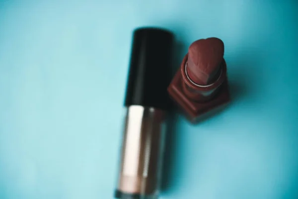 Beauty box, uppsättning av kvinnliga kosmetika från rött läppstift och highlighter på en blå bakgrund. Platt låg. Ovanifrån — Stockfoto