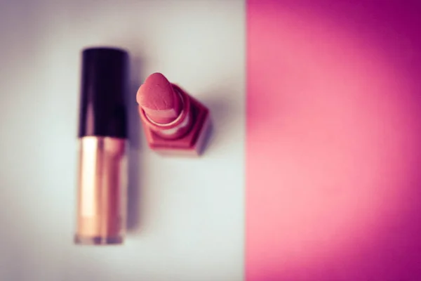 Beauty box, uppsättning av kvinnliga kosmetika från rött läppstift och highlighter på blå violett och rosa bakgrund. Platt låg. Ovanifrån — Stockfoto