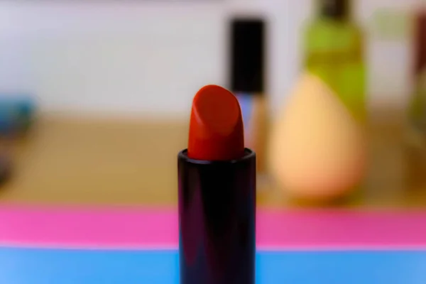 Rode modieuze lipour lipad en markeerstift op de achtergrond van een schoonheid make-up tafel — Stockfoto