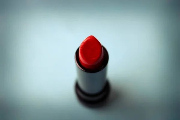 Rotes modisches Lippenstift und Textmarker auf blauem Hintergrund eines Beauty Make-up Tisches. flach lag. Ansicht von oben — Stockfoto