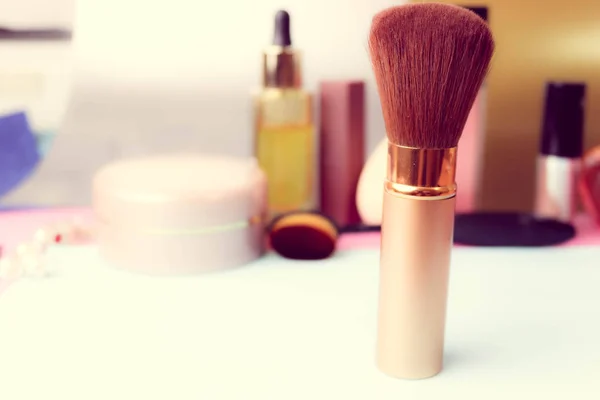 Mjuk borste för naturliga lint för att tillämpa pulver på bakgrunden av en kosmetisk tabell för makeup skönhet vägledning — Stockfoto