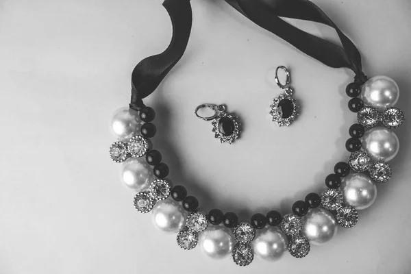 Όμορφη ακριβά πολύτιμα λαμπερά κοσμήματα μόδας κοσμήματα λαμπερό, κολιέ και σκουλαρίκια με μαργαριτάρια και διαμάντια, διαμαντιών σε μαύρο και άσπρο φόντο. Επίπεδη lay, κορυφαία προβολή, αντιγραφή θέση — Φωτογραφία Αρχείου