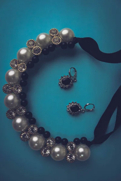 Όμορφη ακριβά πολύτιμα λαμπερά κοσμήματα μόδας κοσμήματα λαμπερό, κολιέ και σκουλαρίκια με μαργαριτάρια και διαμάντια, διαμαντιών σε μπλε φόντο. Επίπεδη lay, κορυφαία προβολή, αντιγραφή θέση — Φωτογραφία Αρχείου