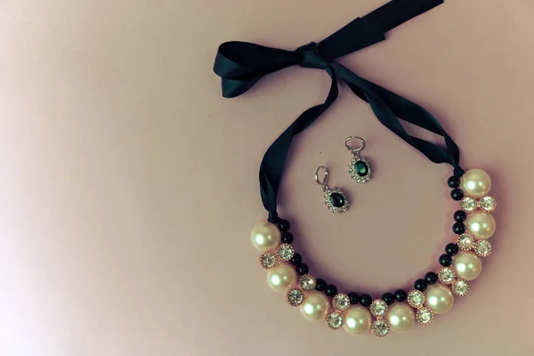 Bellissimi preziosi gioielli brillanti alla moda glamour gioielli da donna, collana e orecchini con perle e diamanti, diamanti su uno sfondo rosa. Posto piatto, vista dall'alto, copiare — Foto Stock