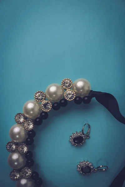 Beautiful Expensive Precious Shiny Jewelry Fashionable Glamorous Jewelry Necklace Earrings — Stock Photo, Image