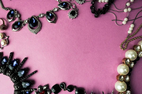 Splendidi gioielli brillanti preziosi trendy gioielli glamour set, collana, orecchini, anelli, catene, spille con perle e diamanti su uno sfondo viola rosa. Posto piatto, vista dall'alto, copiare — Foto Stock