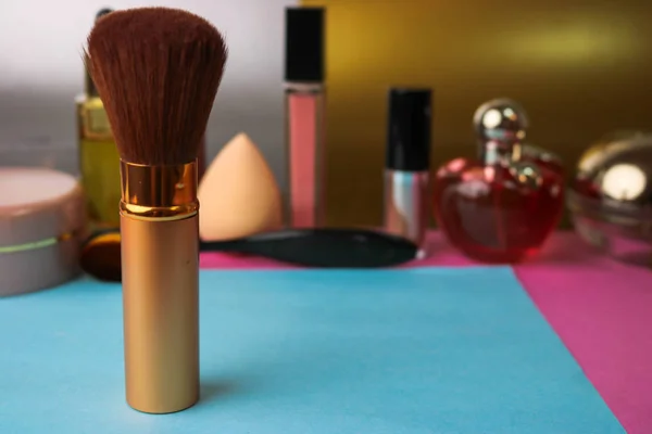 Sanfte Bürste aus natürlichen Fusseln zum Auftragen von Puder auf den Hintergrund eines Kosmetiktisches für Make-up zur Schönheitsberatung — Stockfoto