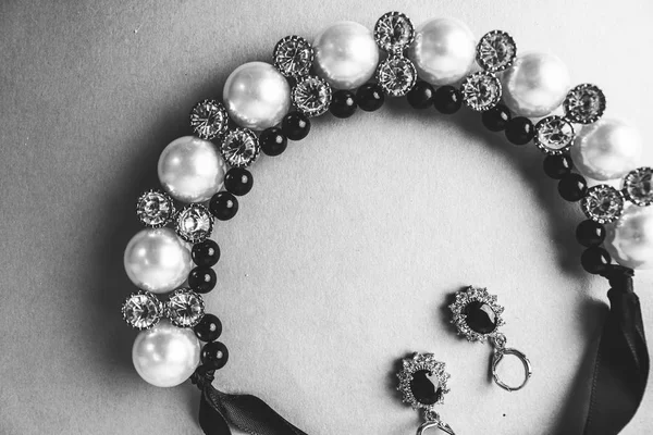 Krásné drahé lesklé šperky módní okouzlující šperky, náhrdelník a náušnice s perlami a brilianty, diamanty na černé a bílé pozadí. Plochá ležel, horní pohled, kopie místo — Stock fotografie