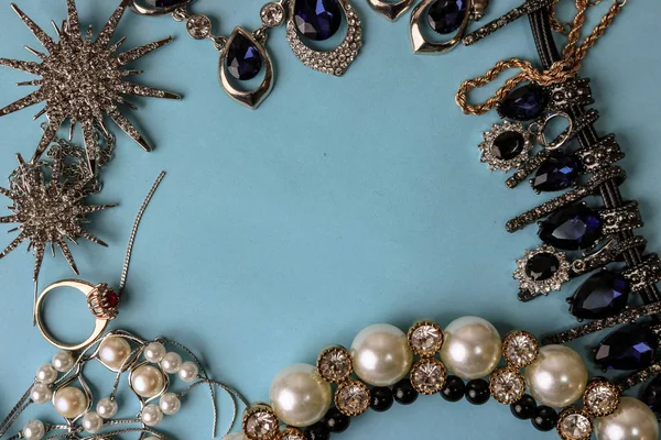 美丽珍贵的闪亮珠宝时尚迷人的珠宝套装, 项链, 耳环, 戒指, 链, 胸针珍珠和钻石在蓝色的背景。平面布局, 顶部视图, 复制位置 — 图库照片