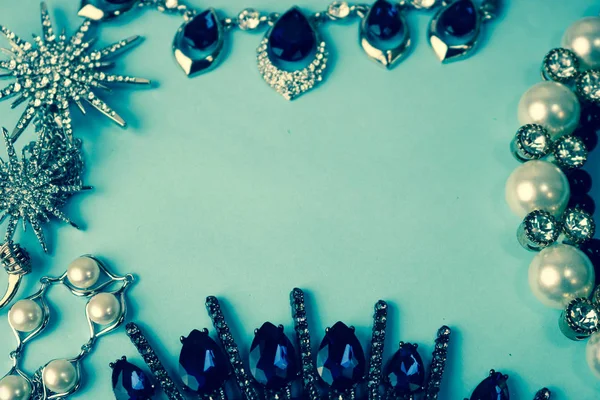 Splendidi gioielli luccicanti alla moda gioielli glamour set, collana, orecchini, anelli, catene, spille con perle e diamanti su sfondo blu. Posto piatto, vista dall'alto, copiare — Foto Stock
