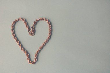 Doku güzel altın şenlikli zinciri siyah ve beyaz arka plan ve kopya bir kalp şeklinde dokuma benzersiz. Konsept: aşk, evlenme teklifi, evlilik, Sevgililer günü