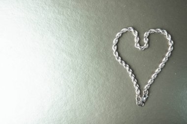 Doku güzel altın şenlikli zinciri siyah ve beyaz arka plan ve kopya bir kalp şeklinde dokuma benzersiz.