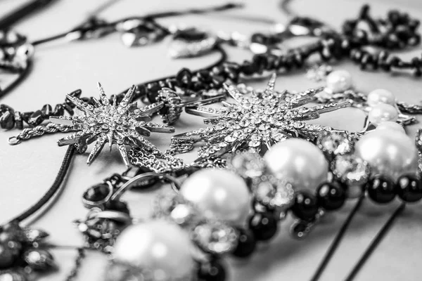 美丽珍贵的闪亮珠宝时尚迷人的珠宝套装, 项链, 耳环, 戒指, 链, 胸针珍珠和钻石在黑色和白色的背景。平面布局, 顶部视图, 复制位置 — 图库照片