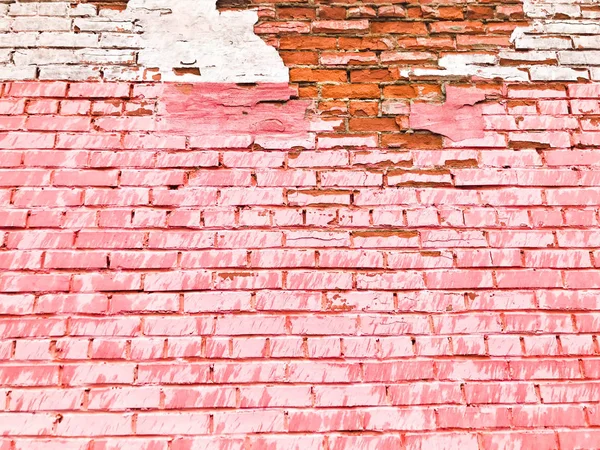 Textur einer schönen einzigartigen ungewöhnlichen rosa zarten alten rissigen Ziegelwand aus rechteckigen Ziegeln mit Nähten mit rosa alter schäbiger Farbe bemalt. der Hintergrund — Stockfoto