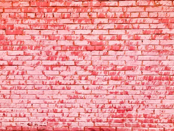 Textura de um belo incomum incomum rosa concurso velho parede de tijolo rachado de tijolos retangulares com costuras pintadas com rosa velha pintura gasto. O fundo — Fotografia de Stock