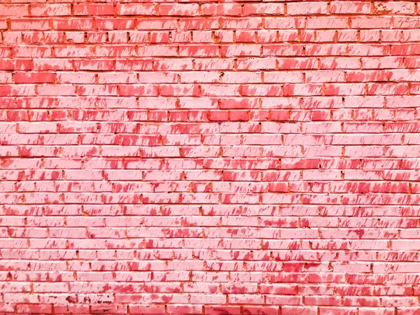 Textur einer schönen einzigartigen ungewöhnlichen rosa zarten alten rissigen Ziegelwand aus rechteckigen Ziegeln mit Nähten mit rosa alter schäbiger Farbe bemalt. der Hintergrund — Stockfoto