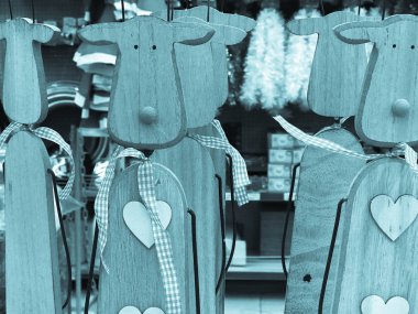 Kırmızı burunlu küçük güzel Noel oyuncak dekoratif ahşap şirin yeni yıl'ın geyik. Arka plan