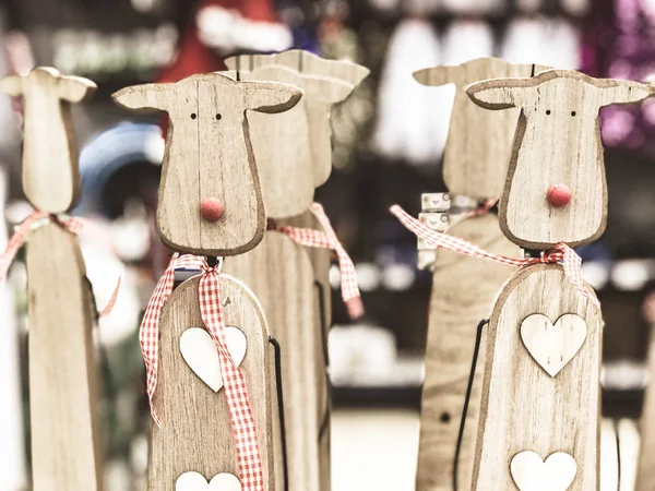 Malé krásné vánoční hračky dekorativní dřevěný roztomilý slavnostní novoroční jelen s červeným nosem. Na pozadí — Stock fotografie