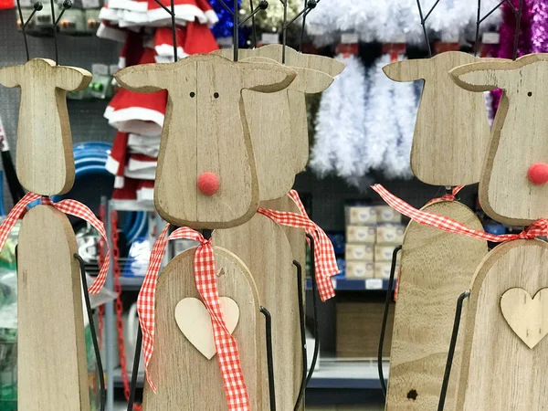 Pequeño hermoso juguete navideño decorativo de madera lindo ciervo festivo de Año Nuevo con narices rojas. El trasfondo — Foto de Stock