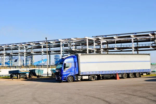 Grand camion bleu avec cabine et remorque à l'usine industrielle sur le fond des tuyaux, atelier de transport — Photo