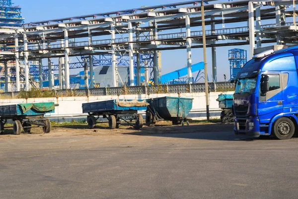 Grand camion bleu avec cabine et remorque à l'usine industrielle sur le fond des tuyaux, atelier de transport — Photo