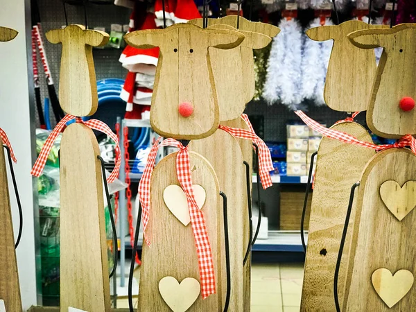 Pequeño hermoso juguete navideño decorativo de madera lindo ciervo festivo de Año Nuevo con narices rojas. El trasfondo — Foto de Stock
