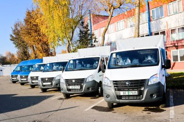 Kamyonet, minibüs, kurye minibüs kürsüye Dap, Ddp Incoterms 2010 teslim hükümlerine uygun şartlar üst üste teslime hazır ürünler. Belarus, Minsk, 13 Ağustos 2018