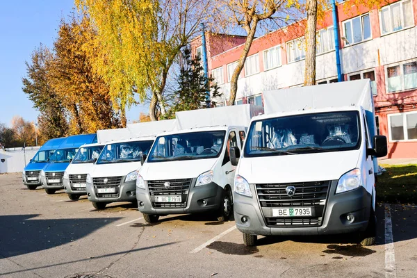 Small trucks, vans, courier minibuses stand in a row ready for delivery of goods on the terms of DAP, DDP according to the delivery terms of Incoterms 2010. Belarus, Minsk, August 13, 2018 — Stock Photo, Image