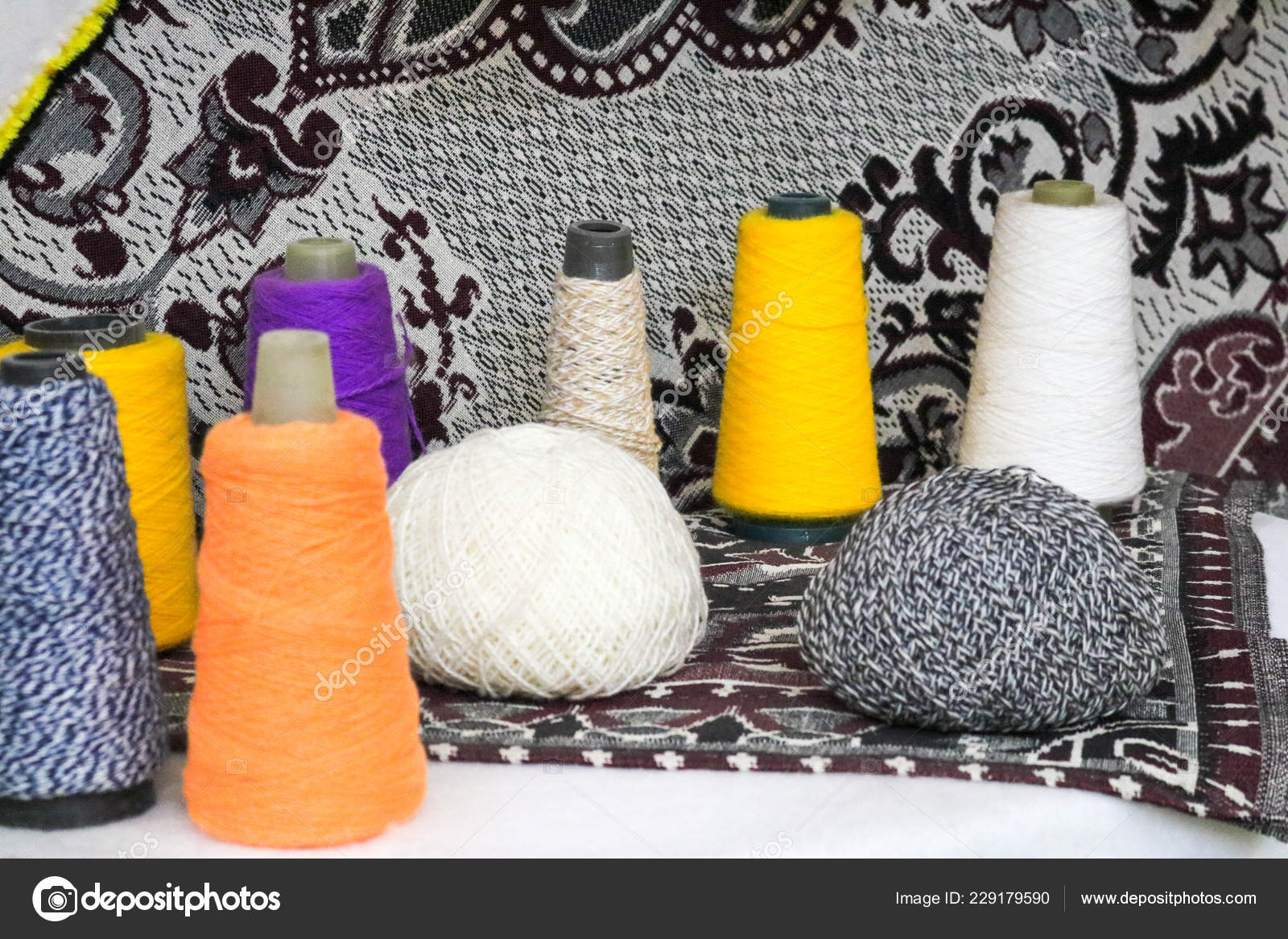 Hilados hermoso brillante multicolor, hilos de fibras artificiales de