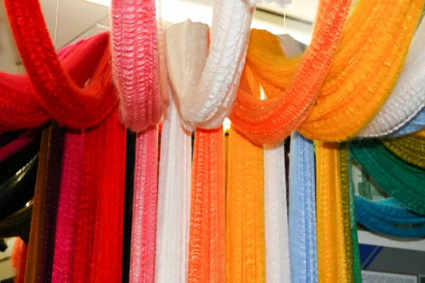 Multicolore coloré clair morceaux hétéroclites de faisceaux échantillons de tissu acrylique artificiel coloré, fibres, démonstration de produits de production de fibres — Photo