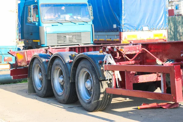 Châssis de camion avec de grandes roues noires et pneus d'un camion avec une remorque, camion à benne basculante pour les camions de stationnement — Photo