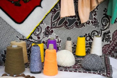 Çok renkli parlak güzel iplik, yapay akrilik lif konu, iplik dikiş, giysi parlak kumaşlar, dikiş üretim ürünlerin arka planı yapmak için reel