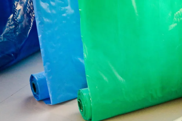 Çok renkli renkli parlak motley plastik film alır. Kalsiyum klorür, yüksek basınçlı polietilen
