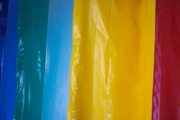 Vícebarevné barvy světlé motley rolích plastovou fólií. Chemická výroba, vysokotlaký polyetylén — Stock fotografie