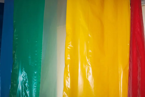 Rollos multicolores y brillantes de película plástica. Producción química, polietileno de alta presión — Foto de Stock