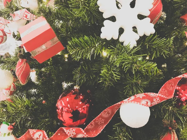 Festive multicolore belle palle lucide fantasia, giocattoli, scatole regalo, decorazioni sull'albero verde di Natale con aghi e rami per il nuovo anno. Sfondo, texture — Foto Stock